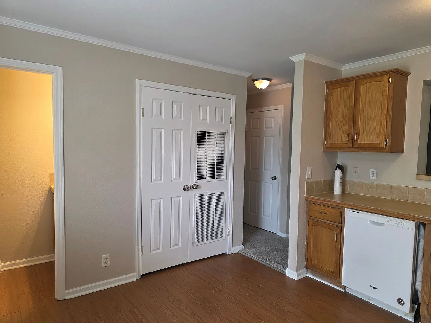 Bright & Refreshed 3BR Townhome Ready for MoveIn — Photo 4
