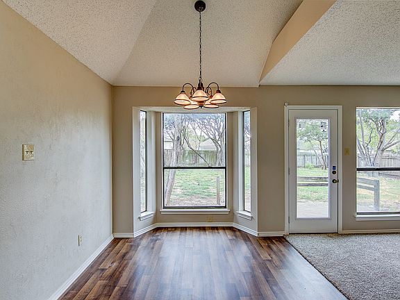 4th image of 1807 Parkwood Dr