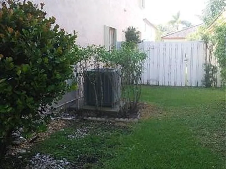 19250 NW 12th Mnr #19250 — Photo 5