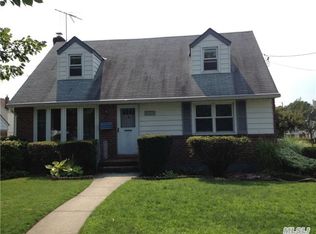 219 White Rd, Mineola, NY 11501