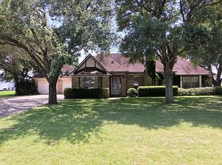 593 Meadowbrook Dr, El Campo, TX 77437