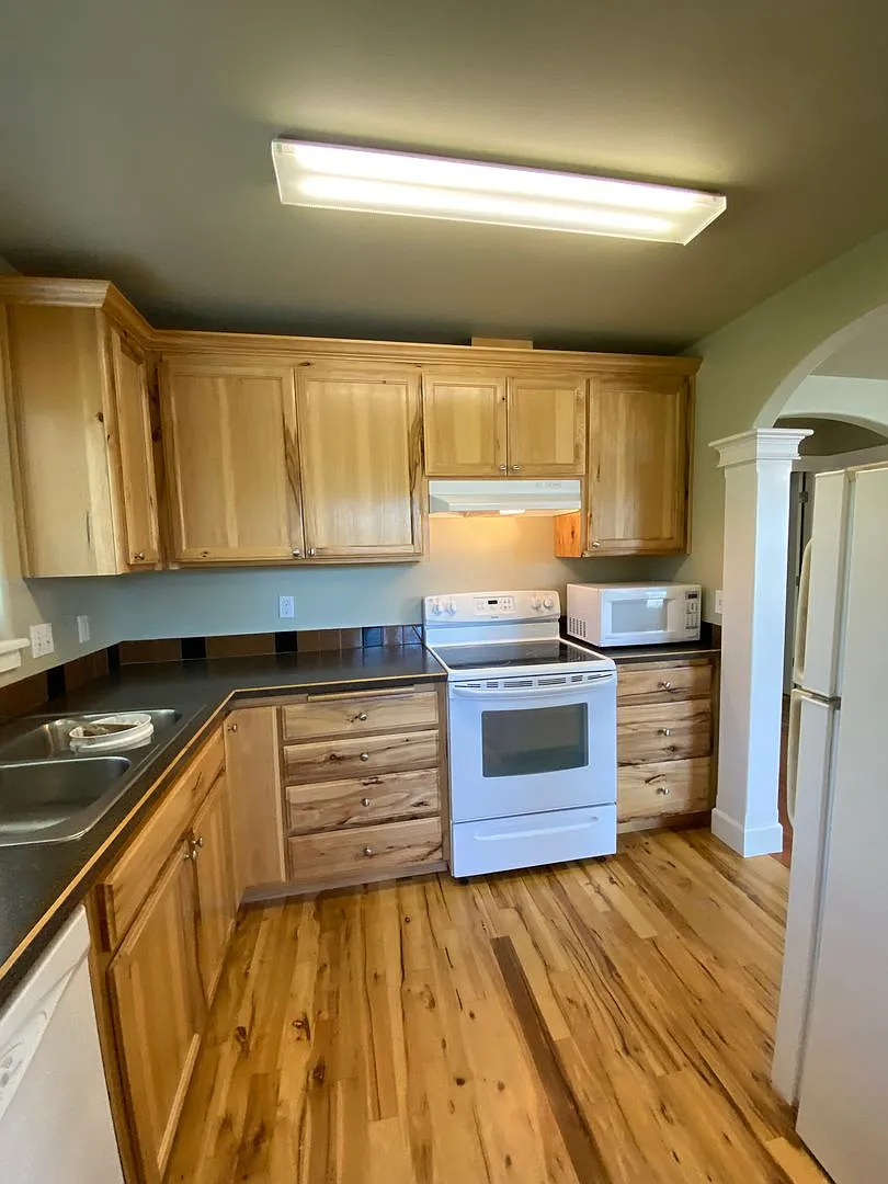 Beautifully Remodeled Springfield Cottage — Photo 3