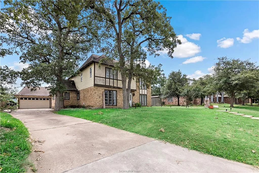 4 bed, 2.5 bath, 2578 sqft, $2,300 — Photo 2