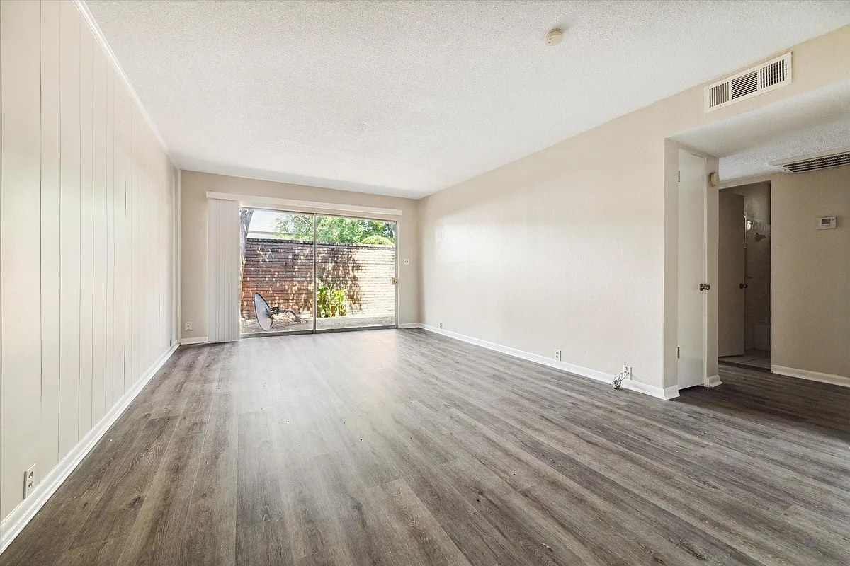 Building Photo - 3259 Branard St #7