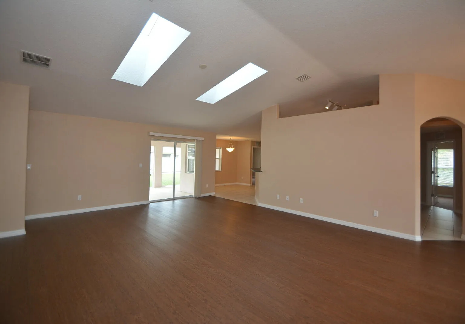 4 bed, 2.0 bath, 2076 sqft, $2,100 — Photo 4