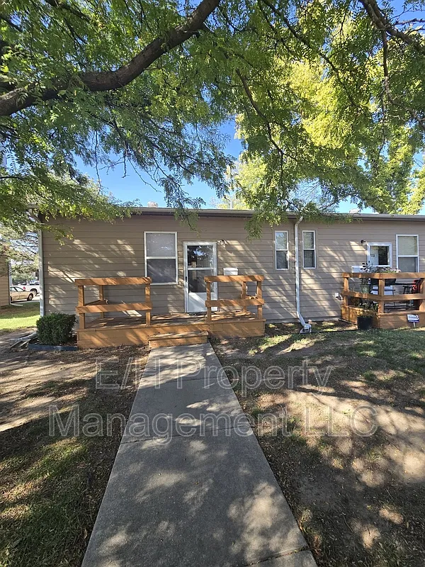 2 bed, 1.0 bath, $590 — Photo 1