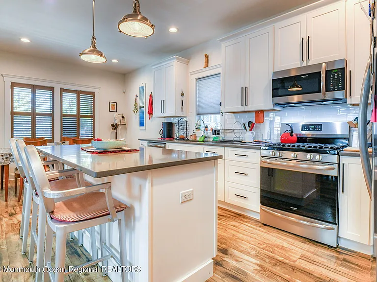 90 Lawrence Ave — Photo 11