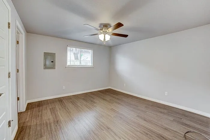2639 E 10th St #4 — Photo 11