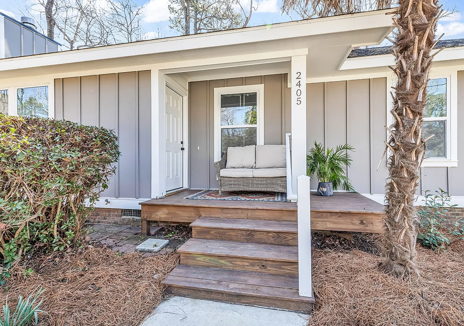 Fully upgraded, Pet-Friendly, Three Bedroom Furnished Home is Now Available in NMB! — Photo 2