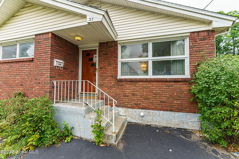 4th image of 37 Mapleridge Avenue