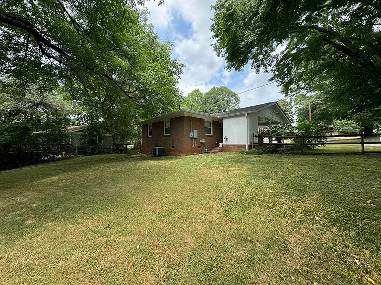 4400 Winedale Ln — Photo 2