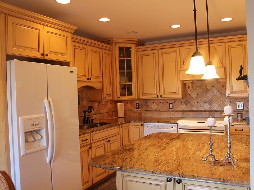 KITCHEN W/GRANITE COUNTERTOPS