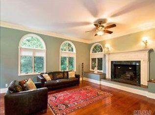 109 Cove Neck Rd, Oyster Bay, NY 11771
