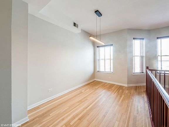 3rd image of 913 W Irving Park Rd #1