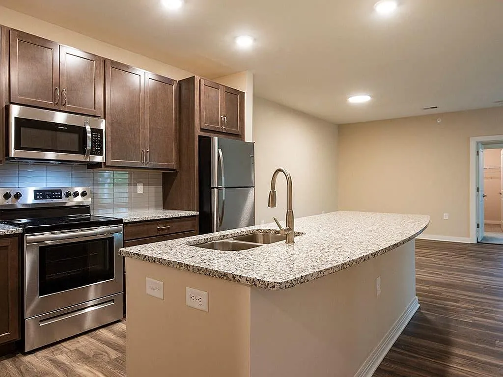 Sapphire at Centerpointe — Photo 2
