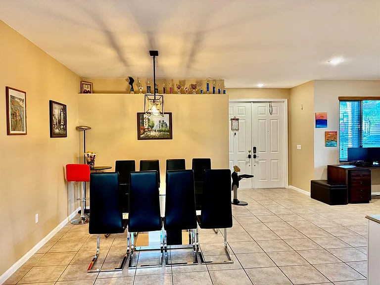 9022 Dupont Pl — Photo 4
