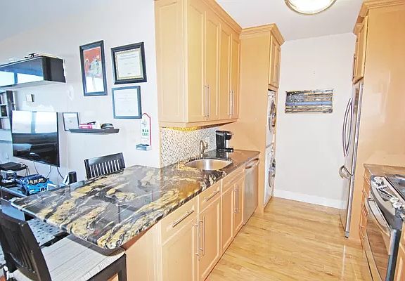 3rd image of 27010 Grand Central Pkwy APT 10F