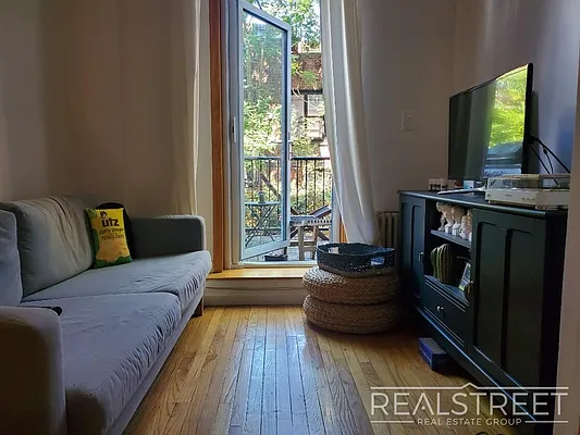 Rented by Real Street Inc | media 11