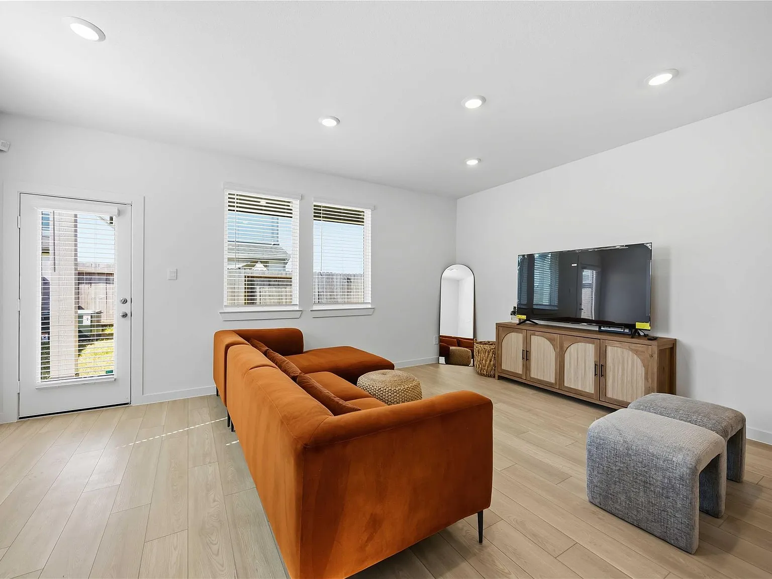 3 bed, 2.5 bath, 1463 sqft, $2,200 — Photo 2