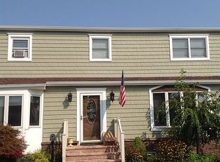 74 Bristol St, Lindenhurst, NY 11757