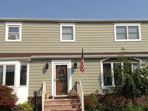 74 Bristol St, Lindenhurst, NY 11757