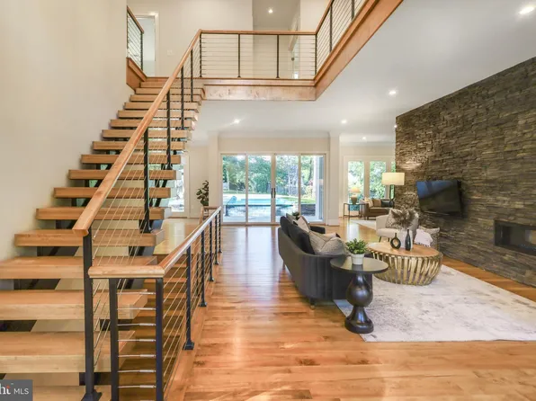 6400 Divine St, Mc Lean, VA 22101