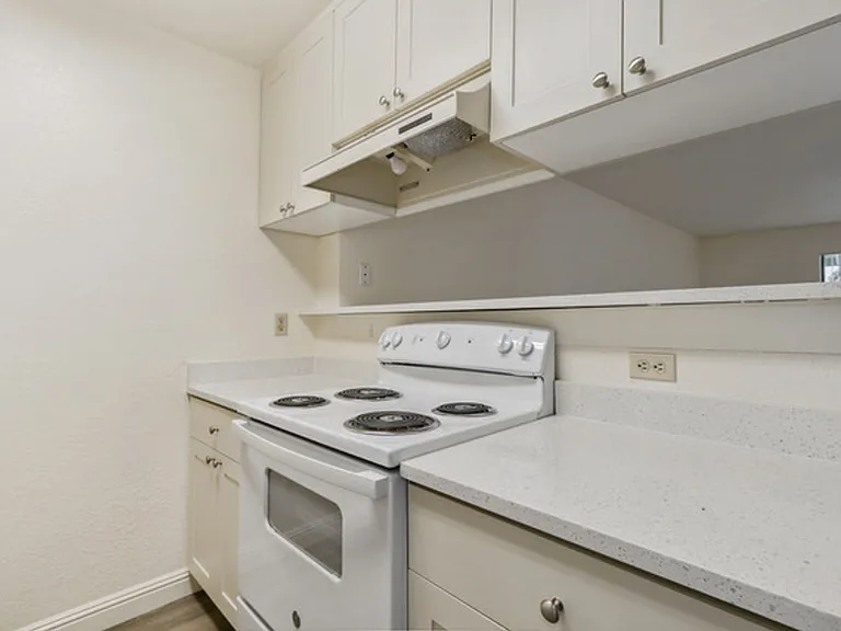 Sequoia Apartments 3 MONTHS FREE RENT on 3 and 4 bedroom townhomes — Photo 15