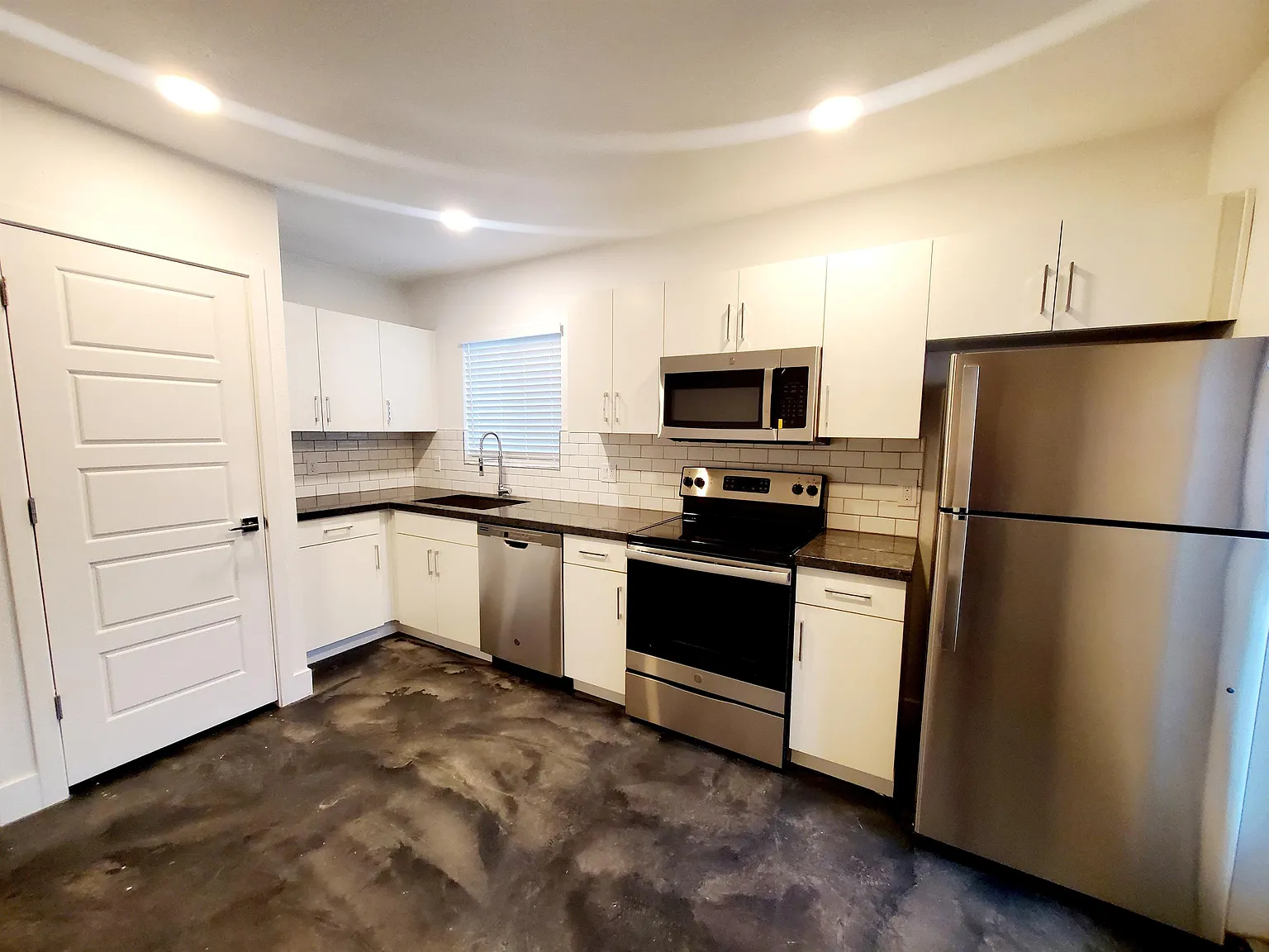 2 bed, 900 sqft, $1,449 — Photo 2