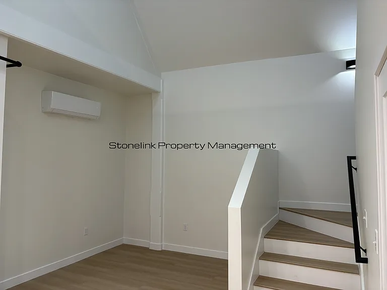 265 Manton Ave — Photo 21