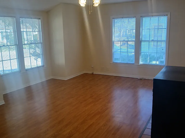 920 Iris St — Photo 4