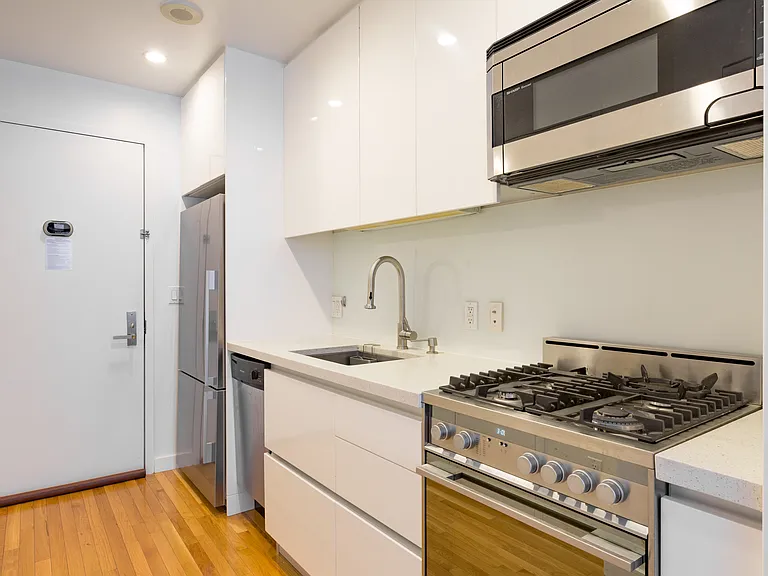 148 E 24th St #3E — Photo 9