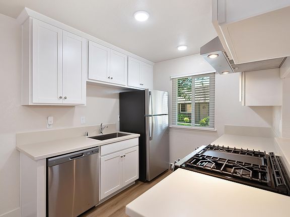 3rd image of 303 Wayside Dr #305