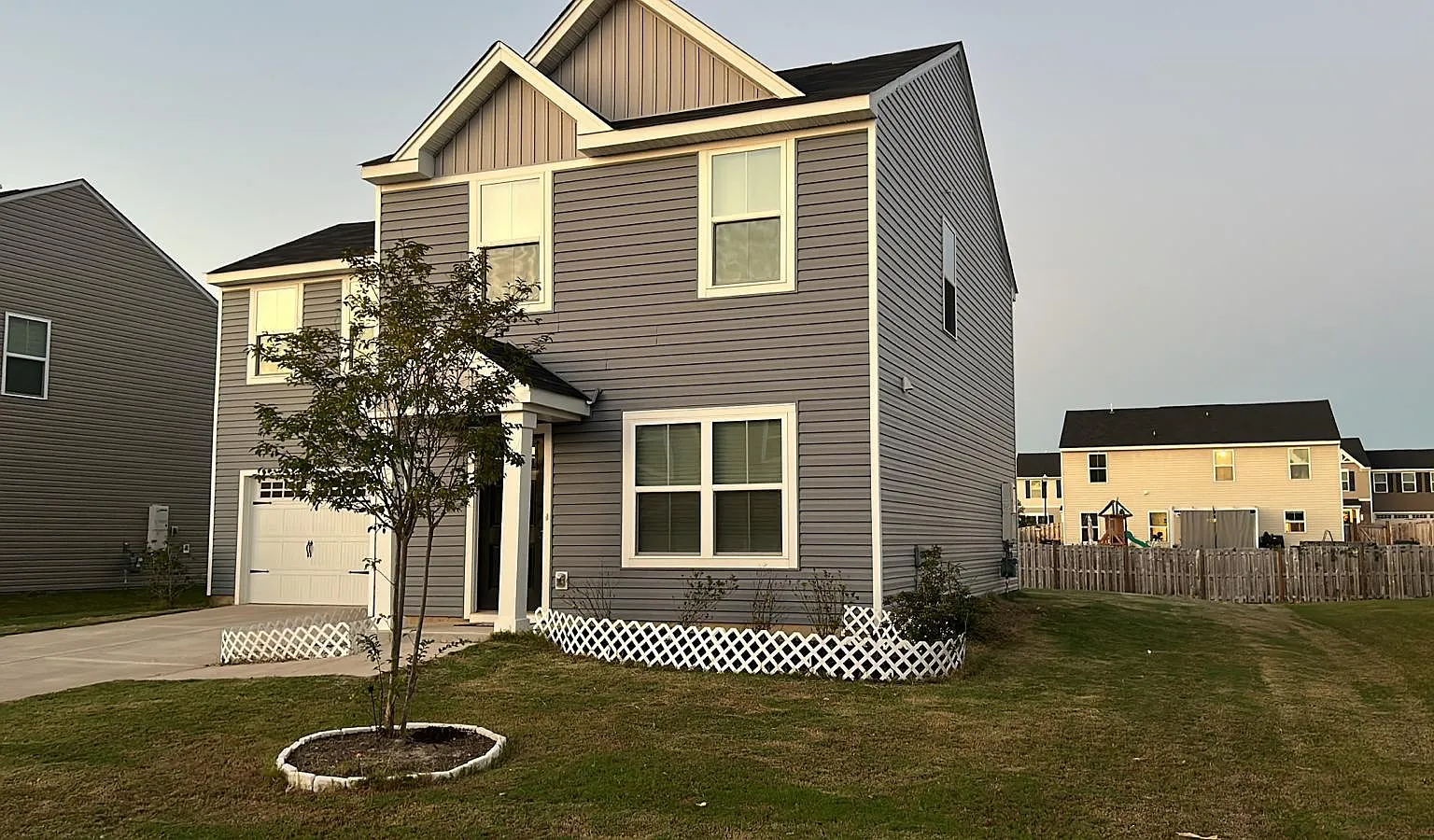 784 Phipps Ln — Photo 1