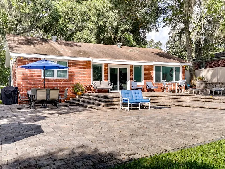 2033 University Blvd S — Photo 2