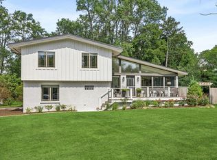 1525 W Wiesbrook Rd, Wheaton, IL 60189