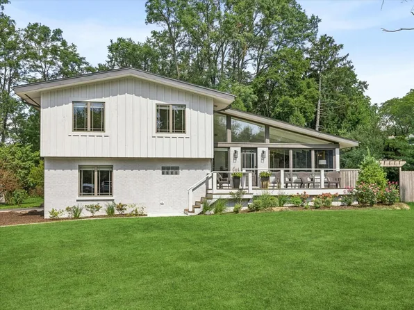 1525 W Wiesbrook Rd, Wheaton, IL 60189