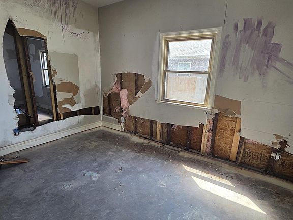 2nd image of 1215 Harriet St