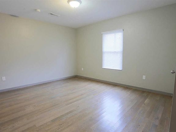 5th image of 2226A Foster Ave
