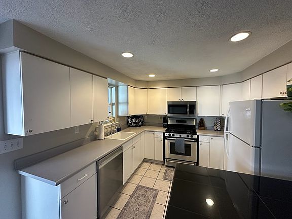 4th image of 10 Sherman Ct