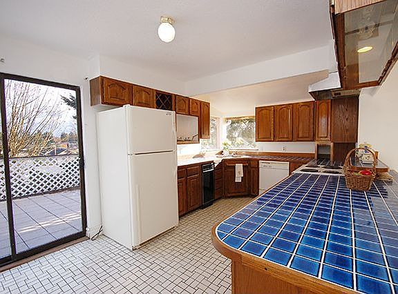 3rd image of 10746 Linden Ave N