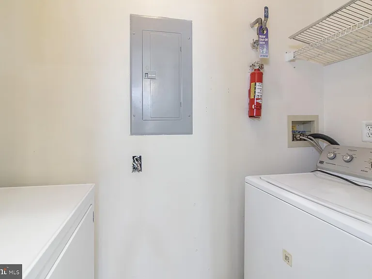1004 Barbaras Ct — Photo 13