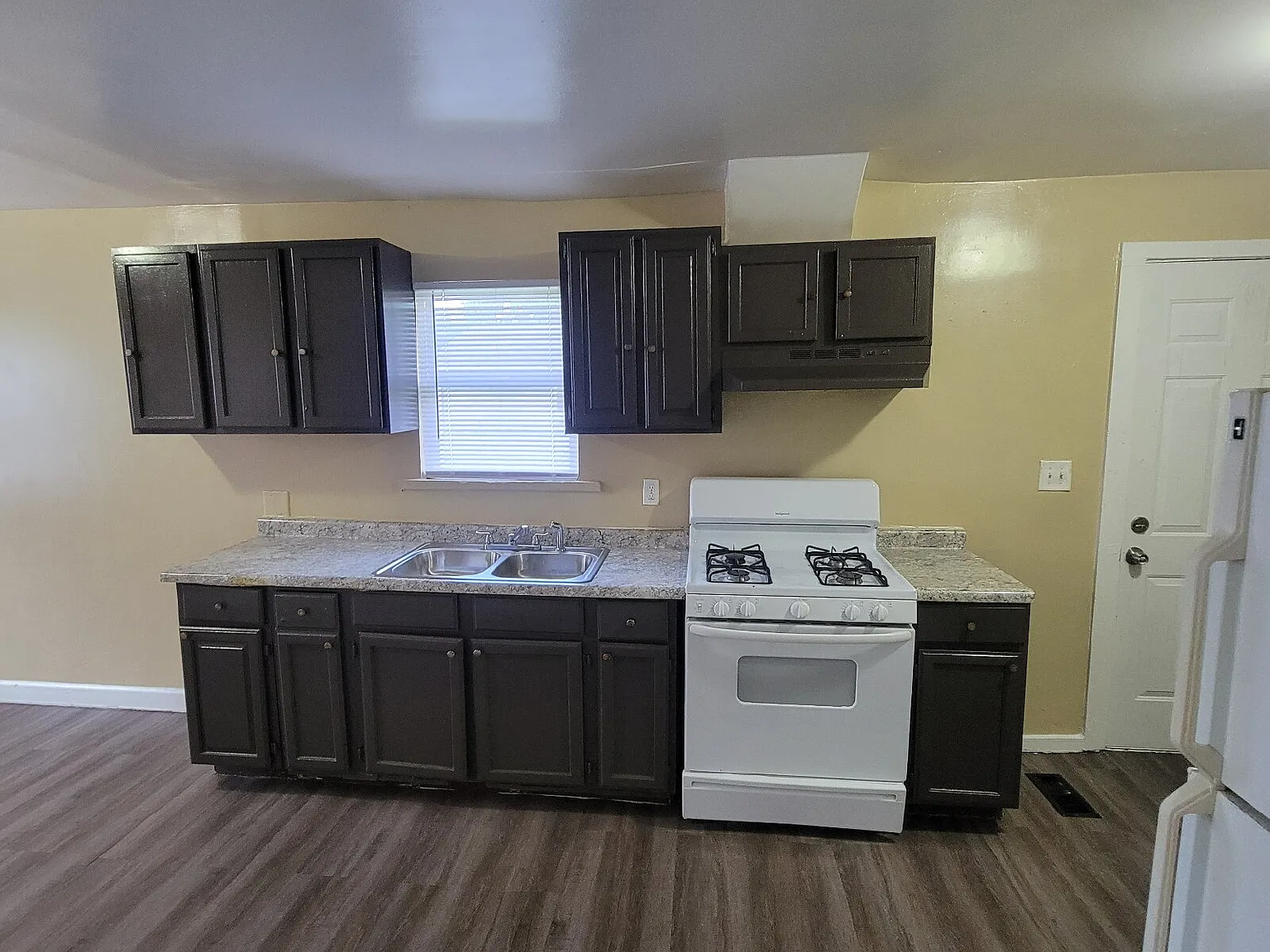 3 bed, 2.0 bath, $925 — Photo 3