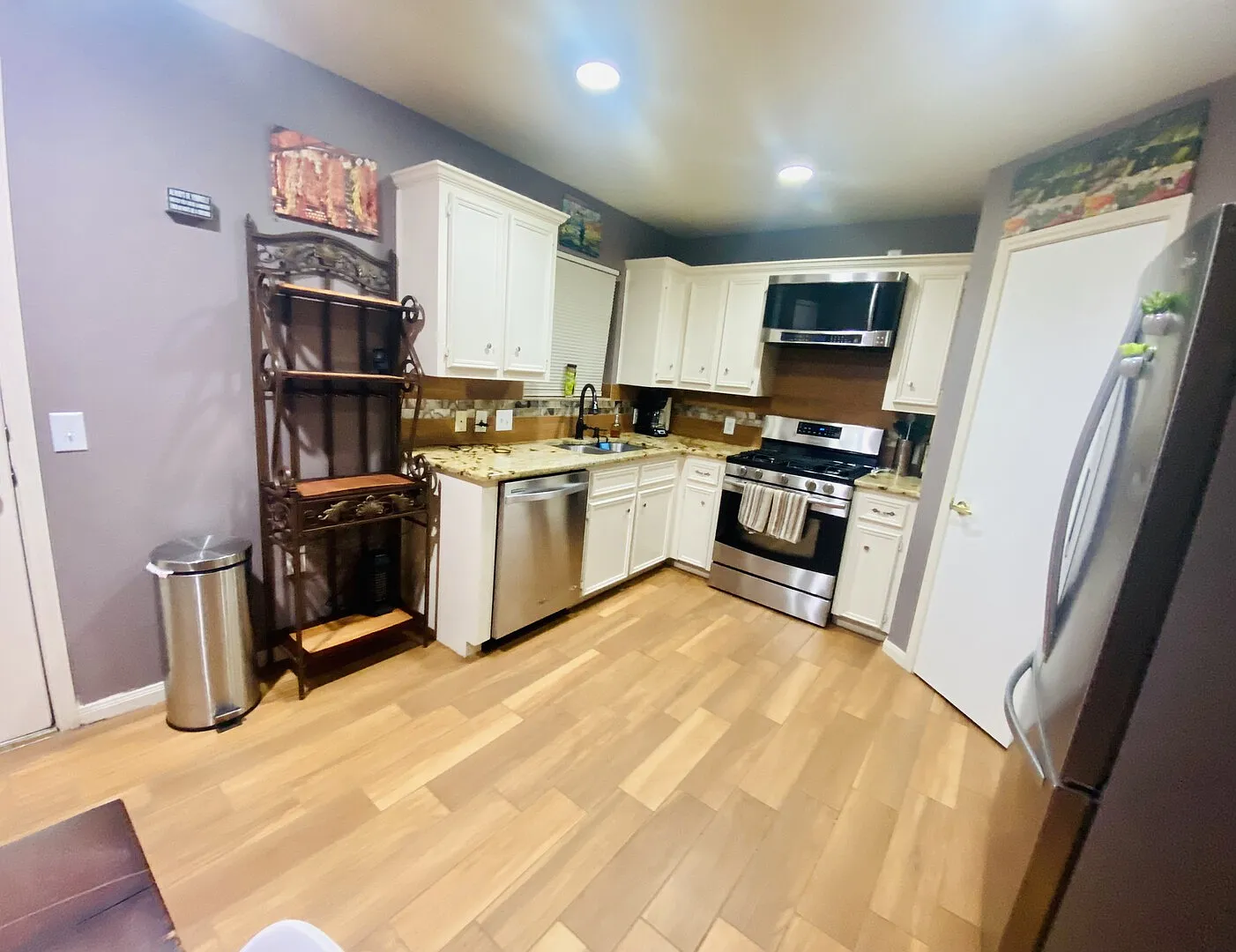 3/2 big fenced yard updated interior — Photo 1