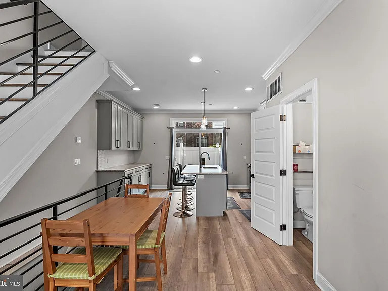 1528 W Seybert St — Photo 7