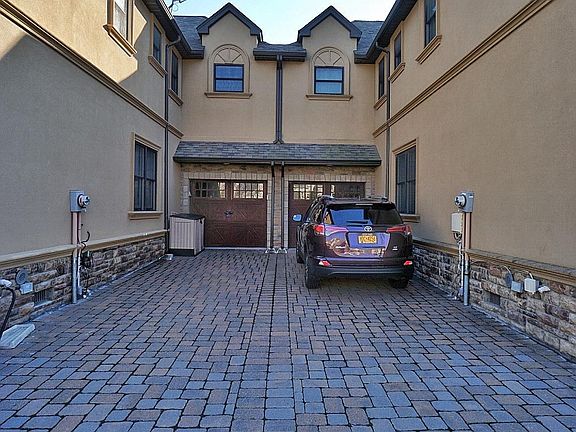 3rd image of 42 Crispi Ln