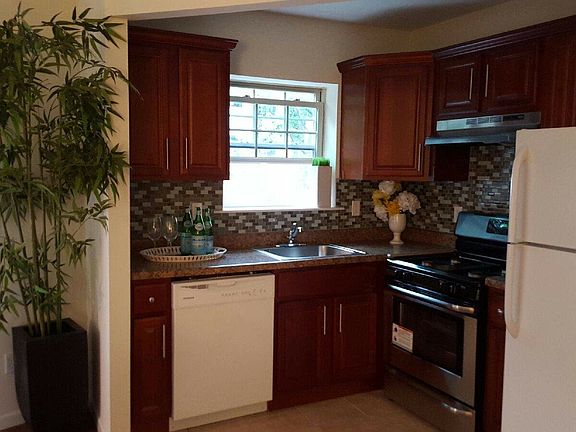 5th image of 203 Palmetto St