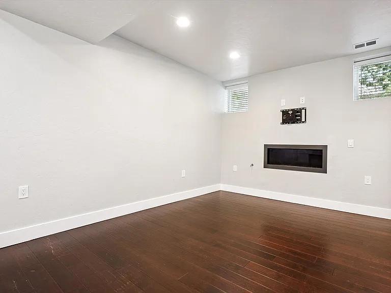 2222 E 21st Ave — Photo 8