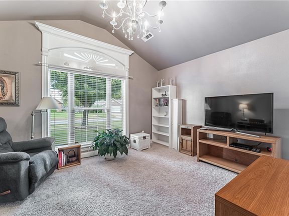 4th image of 240 Sundown Dr