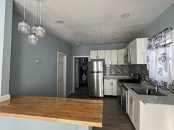 3rd image of 124 E Avenue F