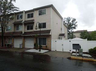 74 Sandywood Ln, Staten Island, NY 10309